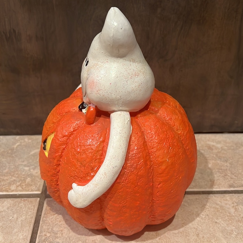 Vintage Halloween tabletop decor - Picture 2 of 4